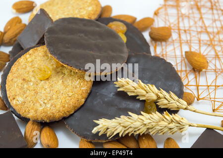 Integrale biscotti al cioccolato con mandorle e grano su bianco Foto Stock