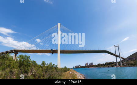 Il nuovo cavo ponte di Chalkida, Grecia che collega l'isola di Eubea con la Grecia continentale contro un cielo blu Foto Stock