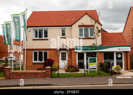 St Michael's Grove Persimmon Homes Marketing Suite showroom e alloggiamento estate lungo Graham Street Dundee, Regno Unito Foto Stock