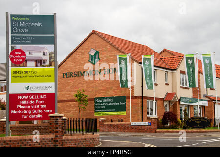 St Michael's Grove Persimmon Homes Marketing Suite showroom e alloggiamento estate lungo Graham Street Dundee, Regno Unito Foto Stock