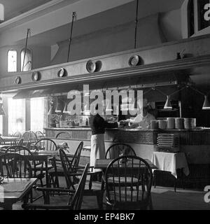 Offene Küche in der Bodega des Kabarett und Variete 'Haus patria" di Amburgo, Deutschland 1950er Jahre. Cucina aperta a b Foto Stock