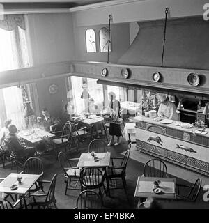 Offene Küche in der Bodega des Kabarett und Variete 'Haus patria" di Amburgo, Deutschland 1950er Jahre. Cucina aperta a b Foto Stock