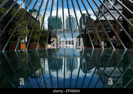 La riflessione di Britomart centro di trasporto, uffici e negozi, attraverso la griglia di acciaio, Auckland CBD, Isola del nord, Nuova Zelanda Foto Stock