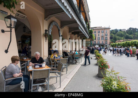 Ristorante esterno a Bellagio Lago di Como lombardia italia Foto Stock