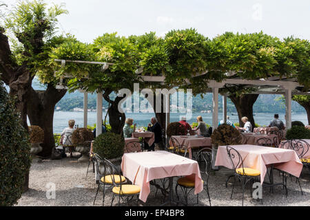 Ristorante esterno a Bellagio Lago di Como lombardia italia Foto Stock