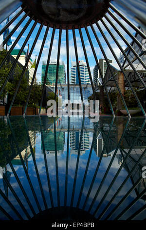 La riflessione di Britomart centro di trasporto, uffici e negozi, attraverso la griglia di acciaio, Auckland CBD, Isola del nord, Nuova Zelanda Foto Stock