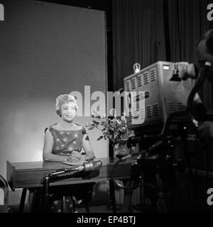 Fernsehansagerin Angelika Feldmann im Studio des NDR di Amburgo, Deutschland 1950er Jahre. TV tedesca presenter Angelika Feld Foto Stock