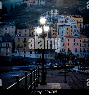 Villaggio Italiano con strade luci accese Foto Stock