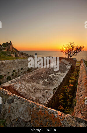 Tramonto al castello di Mirina, accanto a una vecchia polveriera, Lemnos (Limnos) isola, Egeo Settentrionale, Grecia. Foto Stock