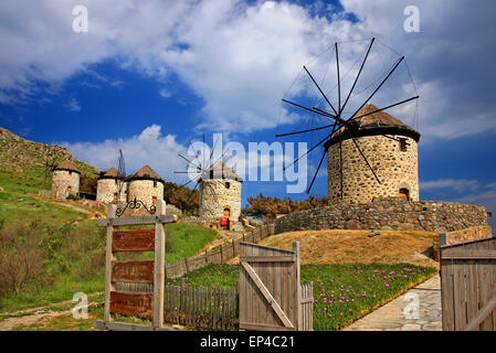 Mulini a vento tradizionali al villaggio Kontias, Lemnos ("Limnos') isola, Egeo Settentrionale, Grecia Foto Stock