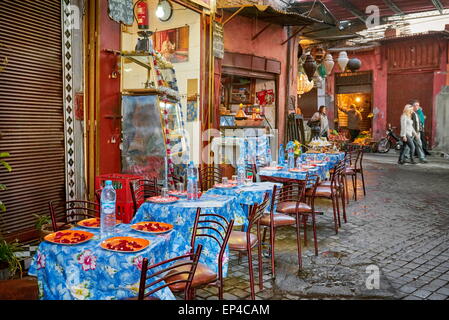 Una strada locale ristorante nei pressi di Djemaa el Fna, Medina di Marrakech, Marocco, Africa Foto Stock