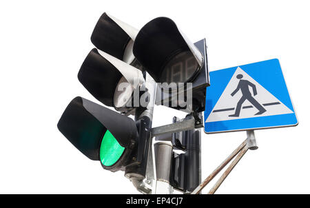 Semafori e attraversamento pedonale segno isolato su bianco, spia verde accesa. Foto Stock