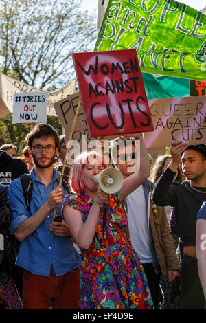 Bristol, Regno Unito, 13 maggio, 2015. I manifestanti che partecipano al No ai tagli di dimostrazione portare cartelloni e anti governo segni come fanno il loro modo attraverso il centro di Bristol. Foto Stock