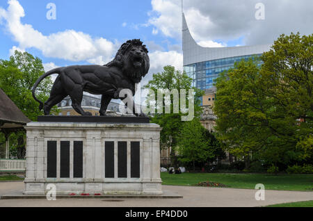 Il Maiwand Lion (comunemente indicati come The Forbury Lion) è una scultura e Memoriale di guerra in Forbury Gardens, Reading, Regno Unito Foto Stock