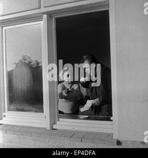 Deutscher Showmaster und Entertainer Peter Frankenfeld trinkt auf die schnelle eine Tasse Kaffee, Deutschland 1950er Jahre. G Foto Stock