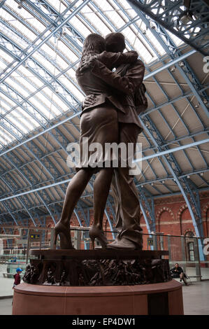 Paolo giornata di scultura il luogo di incontro presso il St Pancras stazione ferroviaria di Londra, Inghilterra Foto Stock