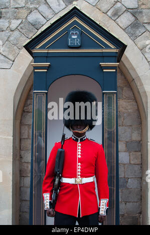 Regina della Guardia con la pistola al Castello di Windsor, Inghilterra Foto Stock