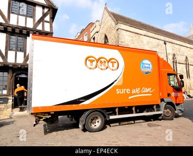 Lincoln, Regno Unito - 9 Aprile 2015: TNT carrello consegna nel centro di Lincoln, Lincolnshire, Inghilterra. Foto Stock