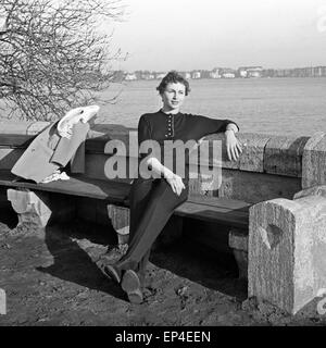 Junge Ruth Drasy sitzt in der Sonne di Amburgo un de Alster, Deutschland 1950er Jahre. Giovani Ruth Drasy seduti al sole a Foto Stock