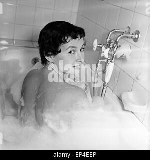 Junge Ruth Drasy sitzt in der Badewanne, Deutschland 1950er Jahre. Giovani Ruth Drasy seduto nella sua vasca da bagno, Germania degli anni cinquanta. Foto Stock