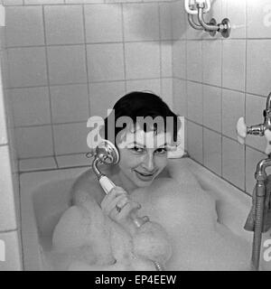 Junge Ruth Drasy sitzt in der Badewanne, Deutschland 1950er Jahre. Giovani Ruth Drasy seduto nella sua vasca da bagno, Germania degli anni cinquanta. Foto Stock