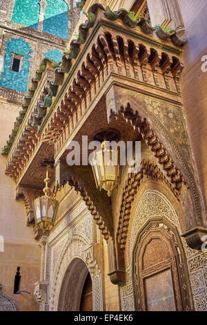 Fez Medina,xviii secolo moschea e il mausoleo di Sidi Ahmed Tijani. Legno e sculture in stucco sulle pareti esterne. Il Marocco Foto Stock