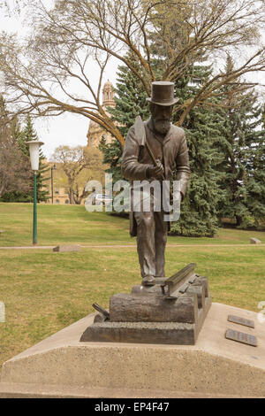 "Perseveranza" statua di Lord Strathcona guida in ultimo spike della Canadian Pacific Railway, Alberta legislatura motivi. Foto Stock