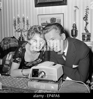 Schauspieler Heinz Reincke und Erni Mangold schauen sich Dias un, Deutschland 1960er Jahre. Attori Heinz Reincke e Erni ma Foto Stock