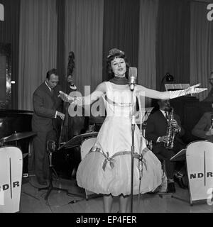 Deutsche Schauspielerin und Schlagersängerin Rica Deus bei einem Auftritt, Deutschland 1960er Jahre. Attrice tedesca e Schl Foto Stock