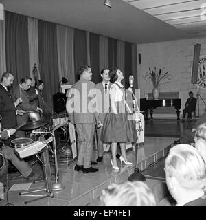 Deutsche Schauspielerin und Schlagersängerin Rica Deus bei einem Auftritt, Deutschland 1960er Jahre. Attrice tedesca e Schl Foto Stock