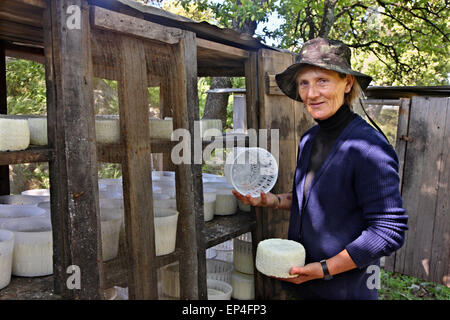 Formaggio di invecchiamento, il (molto) vecchia, in modo tradizionale, Agios Efstratios ('Ai Stratis') isola, Egeo Settentrionale, Grecia. Foto Stock