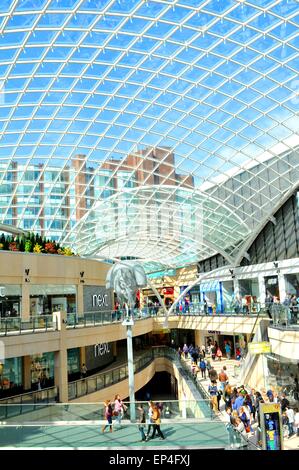 LEEDS, Regno Unito - 17 Aprile 2015: persone shop nella Trinità centro commerciale centrale di Leeds, Inghilterra, importante area commerciale della città. Foto Stock