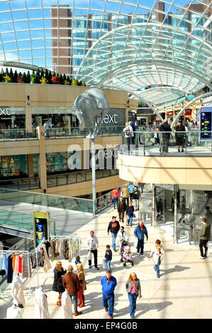 LEEDS, Regno Unito - 17 Aprile 2015: persone shop nella Trinità centro commerciale centrale di Leeds, Inghilterra, importante area commerciale della città. Foto Stock