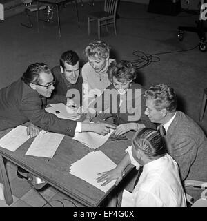 Schauspieler Erni Mangold, Friedel Schuster, Heinz Reincke und Ludig Cremer beim NDR di Amburgo, Deutschland 1960er Jahre. Un Foto Stock