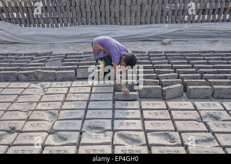 13 maggio 2015 - Dhaka, Bangladesh - Un bambino è il lavoro in un mattone facendo in campo il calore dell'estate. Secondo l Organizzazione Internazionale del Lavoro (OIL) ci sono 4,9 milioni di bambini di età compresa tra 4-14 anni, sono impegnati nella forza lavoro. (Credito Immagine: © Mohammad Hossain Ponir/ZUMA filo/ZUMAPRESS.com) Foto Stock