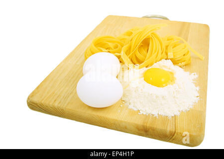 Uova, Pasta e la farina sulla scrivania in legno isolato Foto Stock