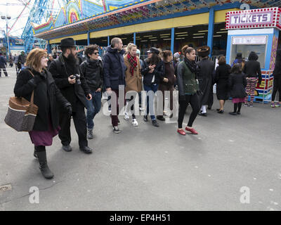 La gente di molti sfondi godere giorno a Coney Island a Brooklyn, New York. Foto Stock