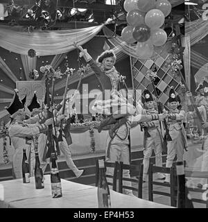 Parodie auf den rheinischen Karneval in einer Stimmungssendung des NDR, Deutschland 1960er Jahre. La parodia della Renania del carnevale Foto Stock