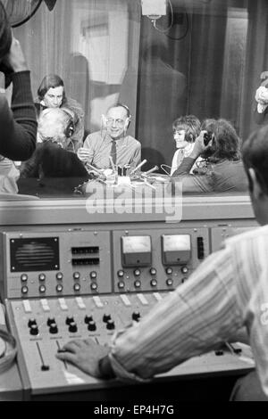 Französische Sängerin Mireille Mathieu bei einem Radiointerview ad Amburgo, Deutschland Anfang 1970er Jahre. Cantante francese M Foto Stock