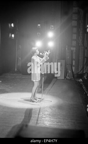 Französische Sängerin Mireille Mathieu bei einem Auftritt in Amburgo, Deutschland Anfang 1970er Jahre. Cantante francese Mireill Foto Stock