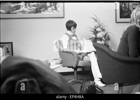 Französische Sängerin Mireille Mathieu vor dem Fernseher in ihrem Hotelzimmer in Amburgo, Deutschland Anfang 1970er Jahre. Cantante francese Mireille Mathieu guardando la TV nella sua camera di albergo a Amburgo, Germania nei primi anni settanta. Foto Stock