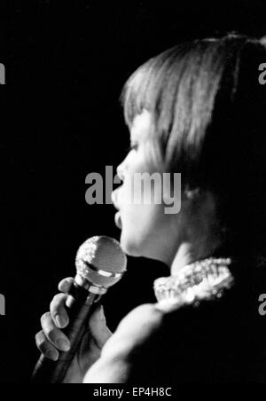 Französische Sängerin Mireille Mathieu bei einem Auftritt in Amburgo, Deutschland Anfang 1970er Jahre. Cantante francese Mireill Foto Stock