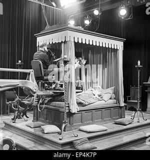 Filmaufnahmen zu der Verfilmung der Oper "Gianni Schicchi" von Giacomo Puccini di Amburgo, Deutschland 1960er Jahre. La produzione di t Foto Stock