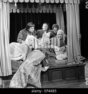 Filmaufnahmen zu der Verfilmung der Oper "Gianni Schicchi" von Giacomo Puccini di Amburgo, Deutschland 1960er Jahre. La produzione di t Foto Stock