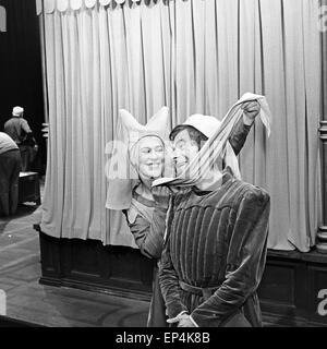 Filmaufnahmen zu der Verfilmung der Oper "Gianni Schicchi" von Giacomo Puccini di Amburgo, Deutschland 1960er Jahre. La produzione di t Foto Stock