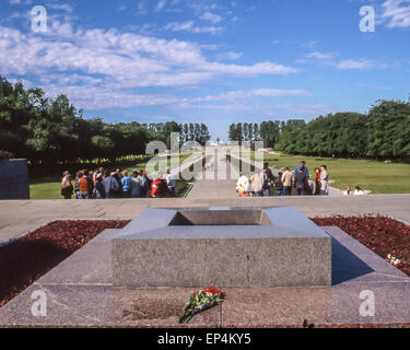 Giugno 25, 1989 - Leningrado (St. Petersburg, Russia - all'ingresso della Piskaryovskoye Memorial Cemetery di Leningrado (presente giorno San Pietroburgo) questa struttura in granito contiene una fiamma eterna. Visitatori e turisti si riuniscono presso il percorso lungo la statua della patria, fiancheggiata da tombe di massa, per ascoltare guide descrivono i 900 giorni di assedio da parte dei nazisti durante la seconda guerra mondiale quando centinaia di migliaia di persone sono morte. Circa mezzo milione di loro, compresi 420.000 civili e 50.000 soldati sono sepolti nel cimitero di 186 tombe di massa. (Credito Immagine: © Arnold Drapkin/ZUMA filo) Foto Stock