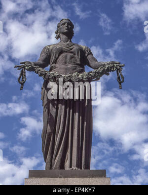 Giugno 25, 1989 - Leningrado (St. Petersburg, Russia - sotto una drammatica nube riempiva il cielo un enorme statua in bronzo della patria, raffigurata come una donna in lutto, da scultori V.V. Isaeva e R.Ðš. Tauritt, troneggia sul Piskaryovskoye Memorial Cemetery di Leningrado (presente giorno San Pietroburgo) dove mezzo milione di persone, tra cui 420.000 civili e 50.000 soldati sono sepolti nel cimitero di 186 tombe di massa dopo il deterioramento durante l'epica di 900 giorni di assedio da parte dei nazisti durante la seconda guerra mondiale. (Credito Immagine: © Arnold Drapkin/ZUMA filo) Foto Stock