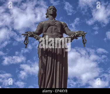 Giugno 25, 1989 - Leningrado (St. Petersburg, Russia - sotto una drammatica nube riempiva il cielo un enorme statua in bronzo della patria, raffigurata come una donna in lutto, da scultori V.V. Isaeva e R.Ðš. Tauritt, troneggia sul Piskaryovskoye Memorial Cemetery di Leningrado (presente giorno San Pietroburgo) dove mezzo milione di persone, tra cui 420.000 civili e 50.000 soldati sono sepolti nel cimitero di 186 tombe di massa dopo il deterioramento durante l'epica di 900 giorni di assedio da parte dei nazisti durante la seconda guerra mondiale. (Credito Immagine: © Arnold Drapkin/ZUMA filo) Foto Stock