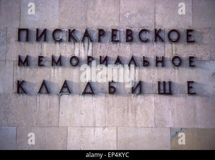 Giugno 25, 1989 - Leningrado (St. Petersburg, Russia - Iscrizione all'ingresso recita: Piskaryovskoye Memorial Cemetery in Russo cirillico. Centinaia di migliaia di persone sono morte di Leningrado (presente giorno San Pietroburgo) durante l epica di 900 giorni di assedio da parte dei nazisti durante la seconda guerra mondiale. Circa mezzo milione di loro, compresi 420.000 civili e 50.000 soldati sono sepolti nel cimitero di 186 tombe di massa. (Credito Immagine: © Arnold Drapkin/ZUMA filo) Foto Stock