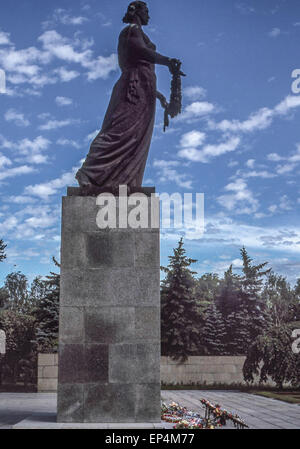 Giugno 25, 1989 - Leningrado (St. Petersburg, Russia - sotto una drammatica nube riempiva il cielo un enorme statua in bronzo della patria, raffigurata come una donna in lutto, da scultori V.V. Isaeva e R.Ðš. Tauritt, troneggia sul Piskaryovskoye Memorial Cemetery di Leningrado (presente giorno San Pietroburgo) dove mezzo milione di persone, tra cui 420.000 civili e 50.000 soldati sono sepolti nel cimitero di 186 tombe di massa dopo il deterioramento durante l'epica di 900 giorni di assedio da parte dei nazisti durante la seconda guerra mondiale. (Credito Immagine: © Arnold Drapkin/ZUMA filo) Foto Stock